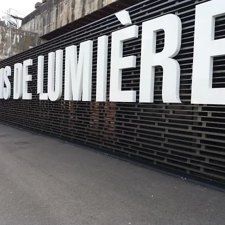 Bateau Cocoon Au Bassin Des Lumieres *