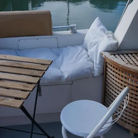 Bateau Cocoon Au Bassin Des Lumieres Bordeaux
