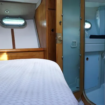 Botel Bateau Cocoon Au Bassin Des Lumieres *