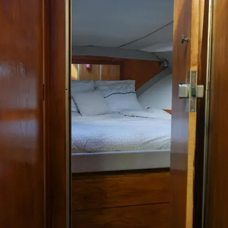 Bateau Cocoon Au Bassin Des Lumieres Bordeaux